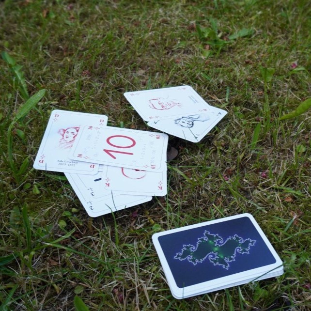 Kartenspiel im Gras